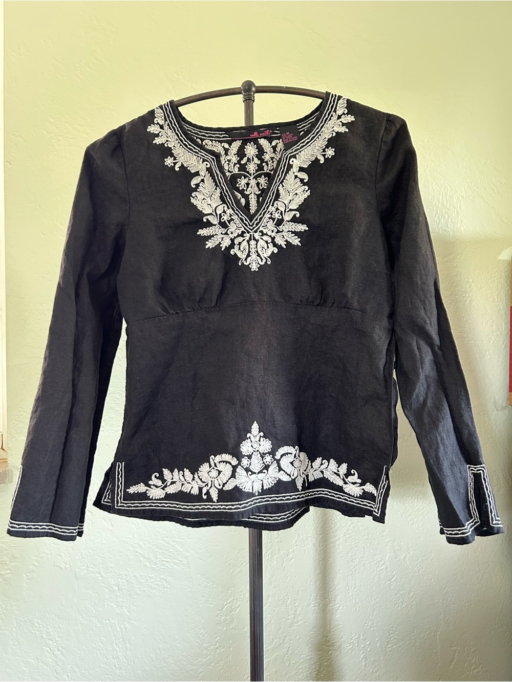 Willi Smith Black Tunic with White Floral Embroidery Linen M